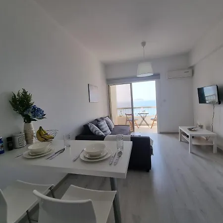 Super Modern Beachfront 1 Bedroom - Sleeps 4 Апартаменты *